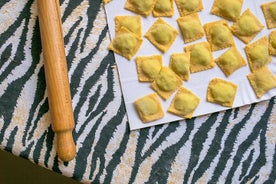 Excursão ao mercado para pequenos grupos e aula de culinária em Trento