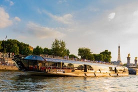 Bateaux Mouches auf der Seine in Paris bei Nacht mit Abendessen und Live-Musik