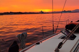 Crociera al tramonto sull'isola di Corfù in barca a vela