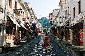 Tour a piedi Baazar – Il castello di Argjiro – Casa di Zekate