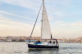 Lisboa: passeio de barco privado ao longo do rio Tejo