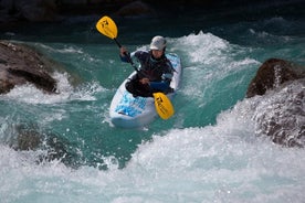 Curso de kayak en aguas bravas en el río Soca