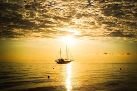 Rodas en crucero al atardecer con bebidas y aperitivos ilimitados