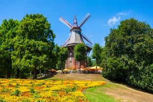 Photo of panorama of New City Hall in Hannover in a beautiful summer day, Germany.