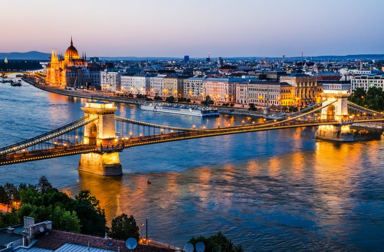 Night lights on the Szechenyi (Chain) Bridge in Budapest, Hungary.jpg