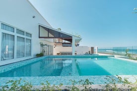 Alesea Baroro, La Union, Private Modern Villa with Pool, Jacuzzi, Beachfront View