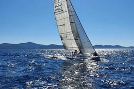 Excursão de dia inteiro à vela em um veleiro de regata no arquipélago de Zadar