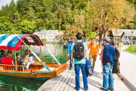 Lago di Bled con le grotte di Postumia e il castello - piccolo gruppo - gita di un giorno da Lubiana