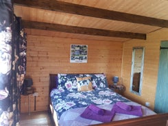 Country Bumpkin - Romantic Couples Stay in Oakhill Cabin (Adults Only)