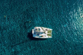 Santorini Hálfs dags Catamaran einkasigling þ.m.t. Máltíð, drykkir og ókeypis flutningur