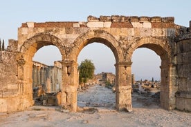 Tour di un'intera giornata a Kusadasi alla storia e alle acque termali di Pamukkale