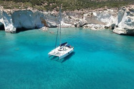 Milos grotter snorkling Catamaran Cruise i en liten gruppe