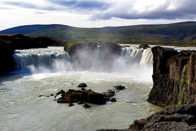 Visite combinée d'une demi-journée à Goðafoss, Laufas et la maison de Noël