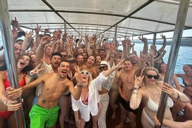 Fiesta en el barco del capitán Partida a la LAGUNA AZUL