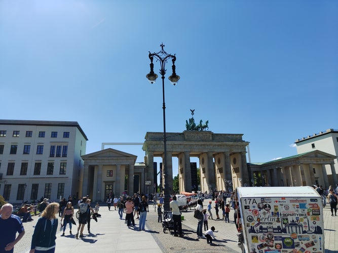 Bradenburg Gate in Summer full of tourists.jpg