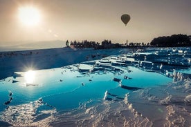 Passeio de balão de ar quente em Pamukkale sobre travertinos