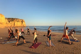 Yoga rivitalizzante sulla spiaggia a Portimao di el Sol Lifestyle