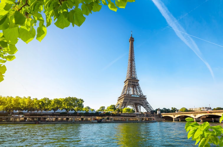 Seine in Paris with Eiffel Tower at daytime.jpg