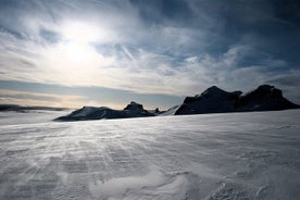 Paseos en moto de nieve por el glaciar Langjökull y bañarse en la laguna secreta