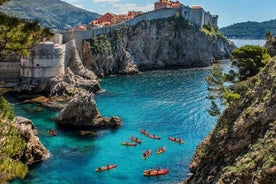 Havkajakpaddling (med snorkling) runt Dubrovniks stadsmuren