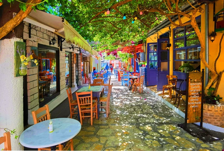 Photo of preveza city buildings alleys taverns shops in the city.