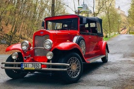 Castello di Karlstejn in auto d'epoca convertibile