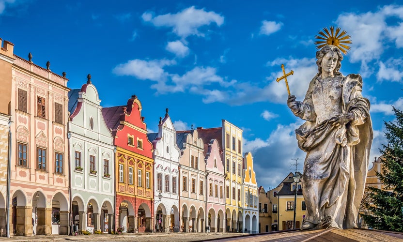 Main square of Telc with its famous 16th-century colorful houses.jpg