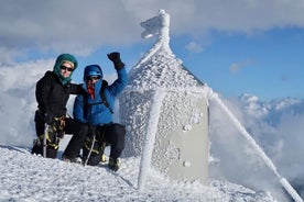 겨울 산 Triglav 2864m 겨울 등반에서 슬로베니아의 정상에 도달하십시오.