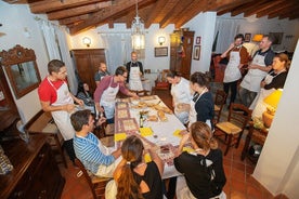 Aula de culinária caseira e refeição com um morador local em Torino