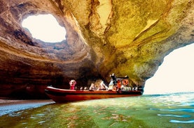 Aventura com adrenalina numa Lancha Rápida para visitar as Grutas de Benagil com partida em Lagos