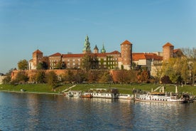 Panorama av Krakow fra elven Vistula under et times langt cruise