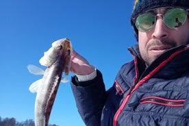 Experiencia de pesca en hielo con Backpacker Helsinki Tour