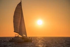 Croisière semi-privée à Santorin en catamaran de luxe avec barbecue à bord et boissons 