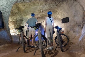 Tour en bicicleta eléctrica por la Vía Apia, aventura subterránea con catacumbas