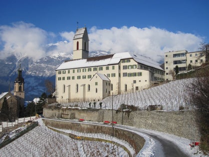 St. Luzikirche in Chur (links Kathedrale, rechts Bündner Kantonsschule)