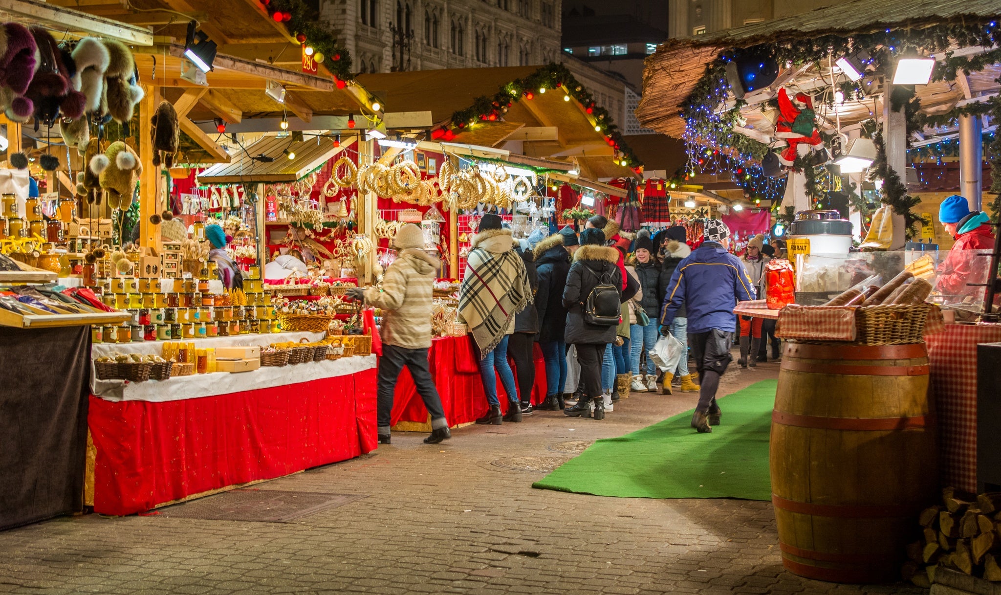 BUDAPEST XMAS MARKET.jpg