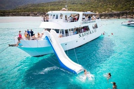 Cruzeiro de meio dia Nafsika II Nadando até o toboágua da lagoa azul