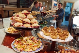 Cata de pintxos de Pamplona combinada con vinos españoles tour en grupo pequeño