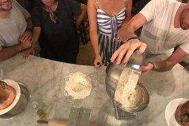 Cours de pâtes aux œufs frais et raviolis dans un restaurant historique