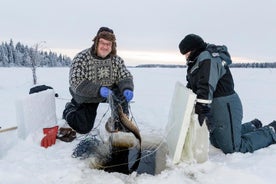 Pesca no gelo por Snowmobile de Levi, Finlândia