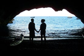 Excursion en kayak sur la côte amalfitaine le long des arches, des plages et des grottes marines