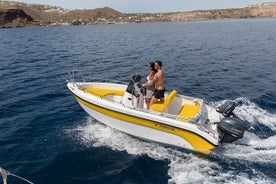 Huur een boot zonder vaarbewijs in Santorini