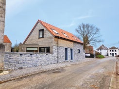 La Petite Maison Dans La Cour