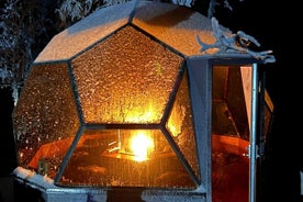 Cena privada en un iglú de cristal a orillas del lago congelado