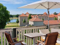 LoggiaHaus am Schloss, 5 Ferienwohnungen, teils mit Schloss- und Seeblick