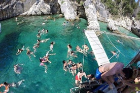 Paseo en barco por Corfú, natación y barbacoa.