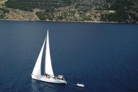 Grupo pequeno de barco à vela Kleftiko e caverna de Sikia a oeste de Milos