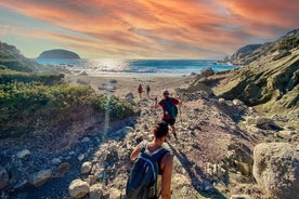 Atardecer de senderismo en grupos pequeños en Monolithos