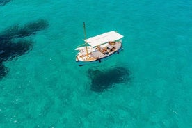 Tour privado en barco por el Mediterráneo de 4 horas en Ibiza con esnórquel