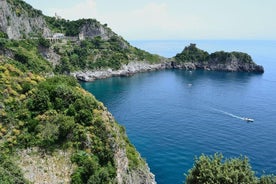 Tour de zeegrotten van de kust van Amalfi